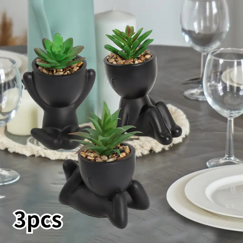 Set di 3 Piantine Artificiali in Vaso a Forma di Omino - Posizioni Diverse, Vasi in Plastica Nera