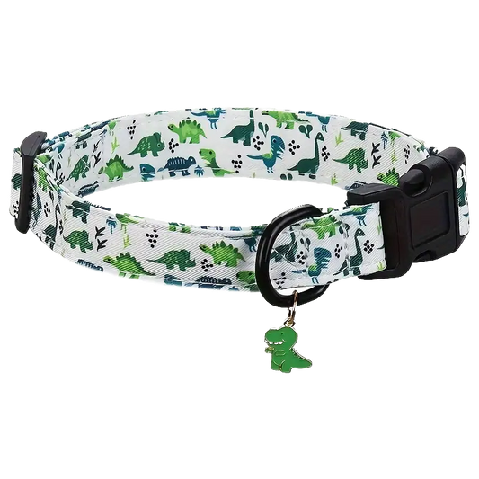 Collare per cani regolabile, Collare alla moda per animali, Accessori per cani e gatti, Collare fantasia con ciondolo, Collare elegante per cani piccoli e grandi, Collare decorato per cani e gatti, Collare con stampa colorata, Collare in tessuto resistente, Collare per cuccioli e adulti, Collare per cani con design originale, Collare con charm decorativo, Stile e comfort per il tuo amico a quattro zampe, Il tocco di eleganza perfetto per il tuo cane, Dona un look trendy al tuo cucciolo, Un collare speciale